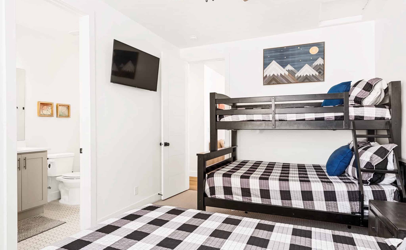 1Q, T/F (M) Bunk Room