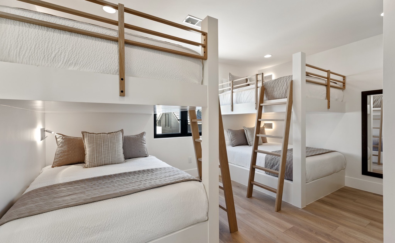 2 Queen over Queen Bunk Room