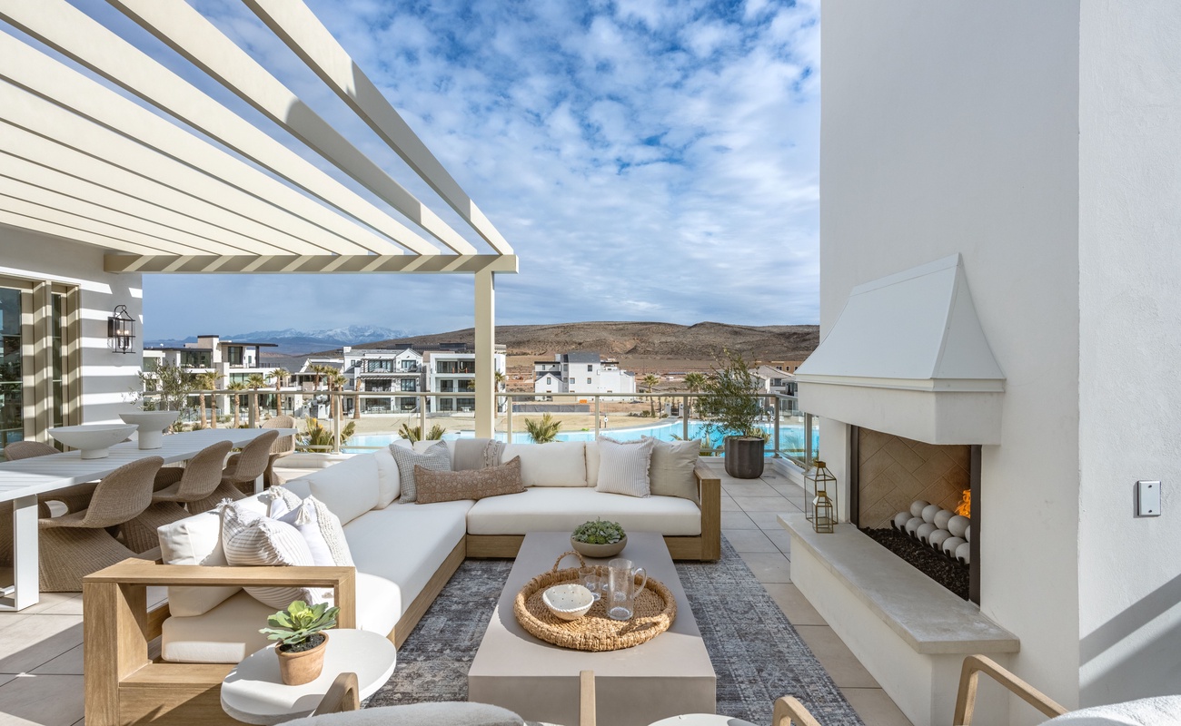 Upper Deck Patio Seating / Fireplace