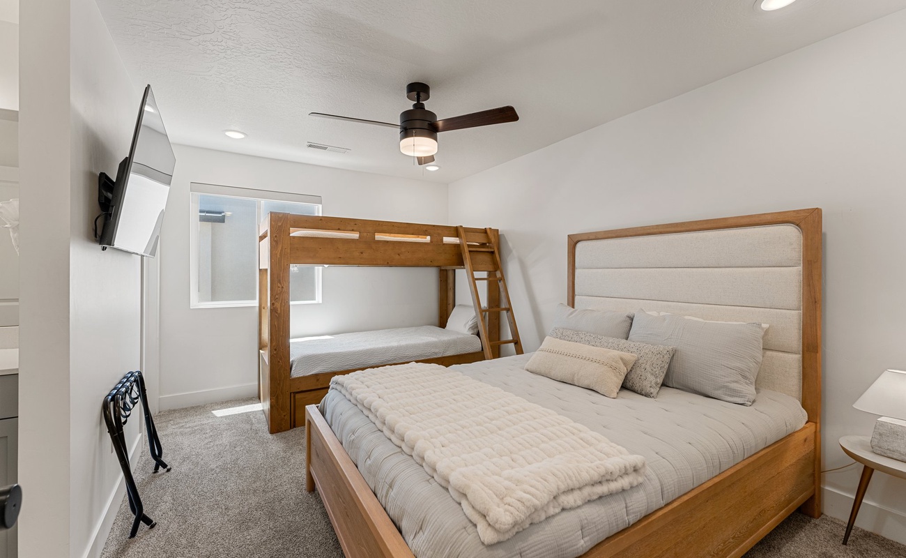 Queen Bed + Twin/Twin Bunk