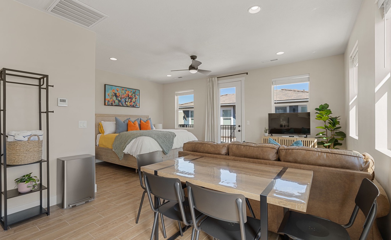 Detached Casita- Kitchenette + King Bed