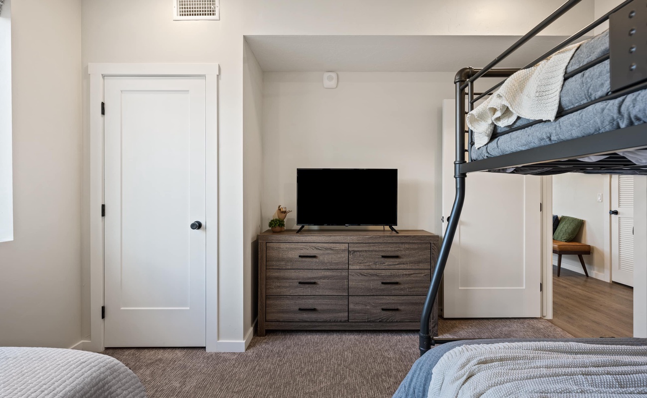 Full/Queen Bunk, 1 Twin