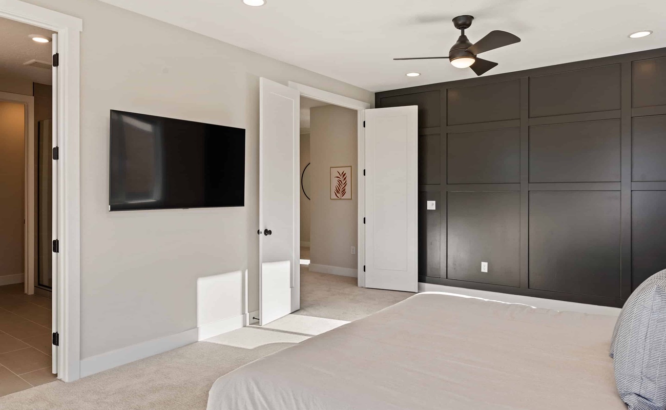 King Bed/Attached Bath