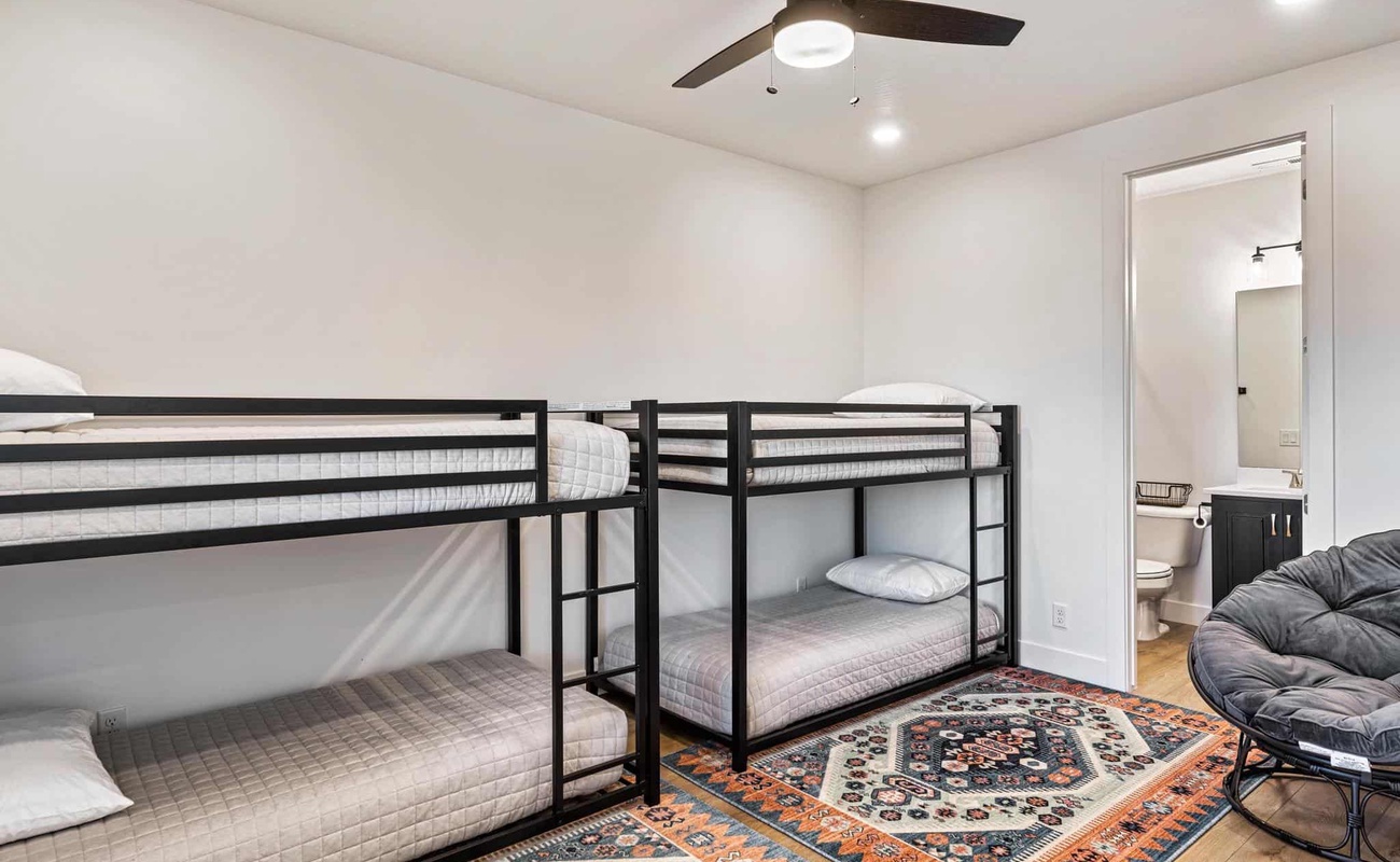 2 Twin/Twin Bunk Room