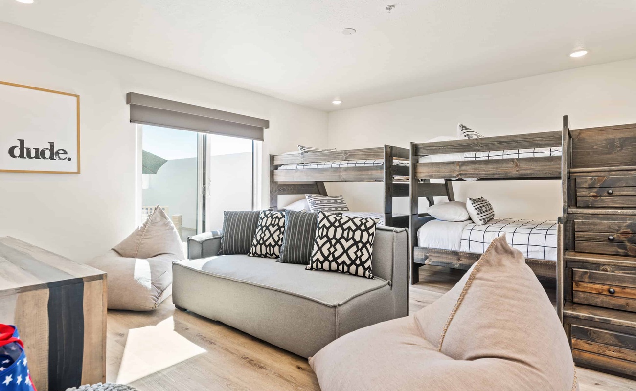 Common Area with 2 Twin/Full Bunks