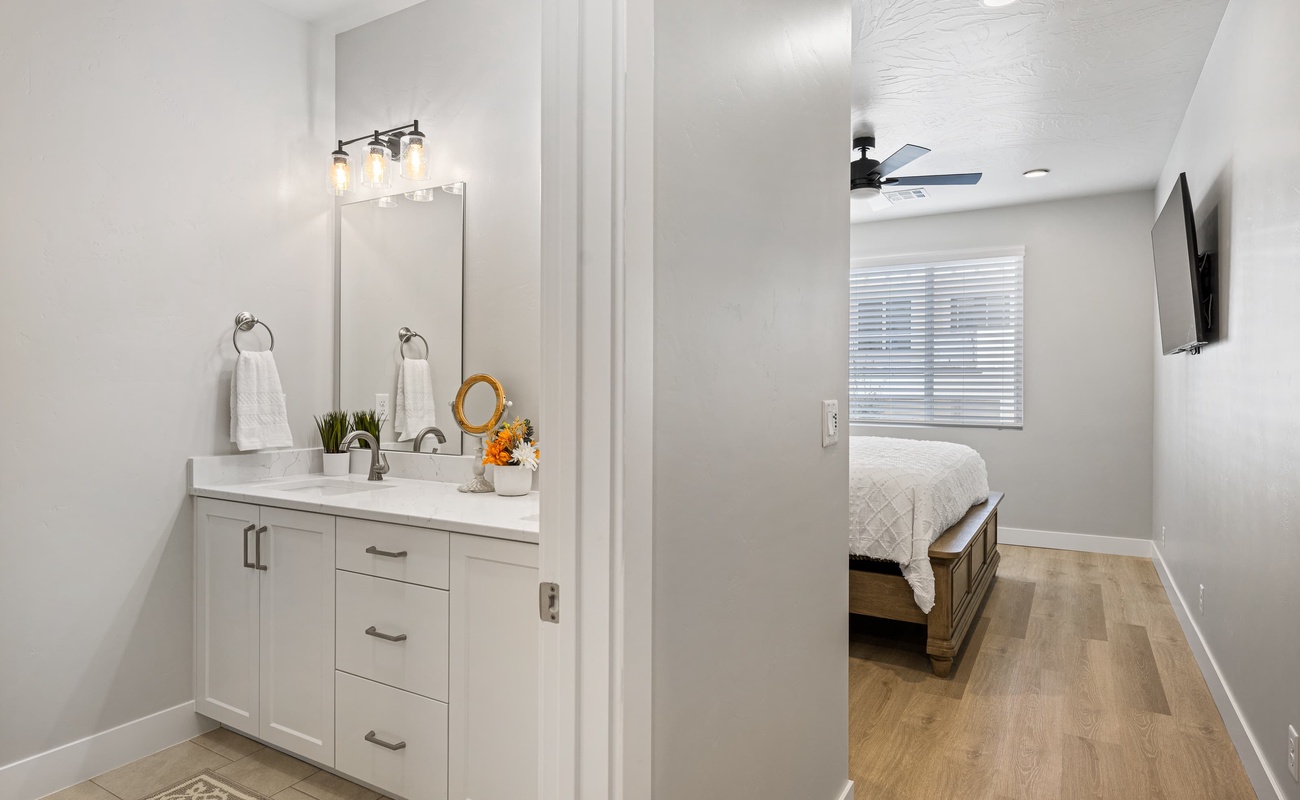 Queen Bedroom / Bathroom