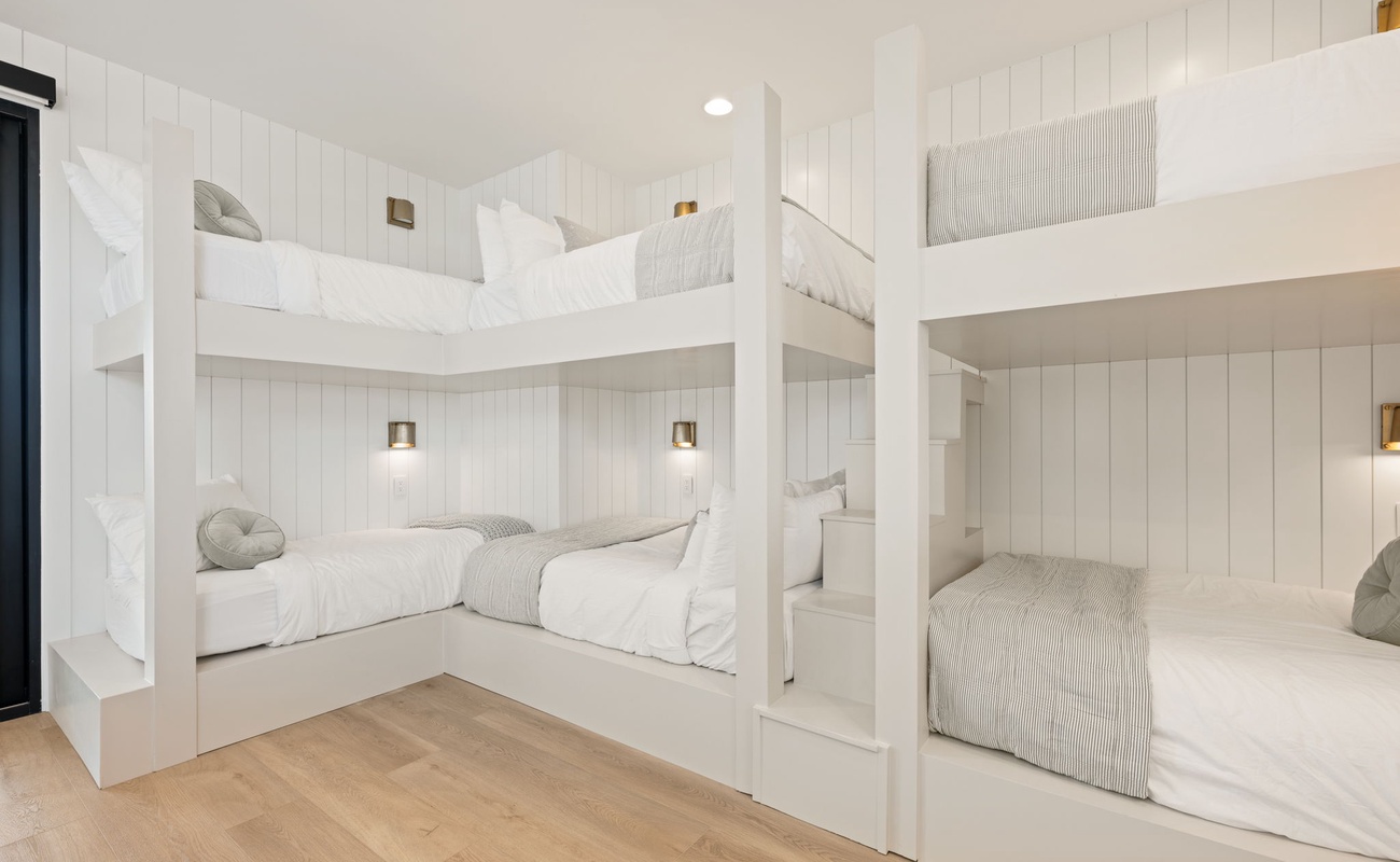 Bunk Room with T/T and 2 D/D Bunks