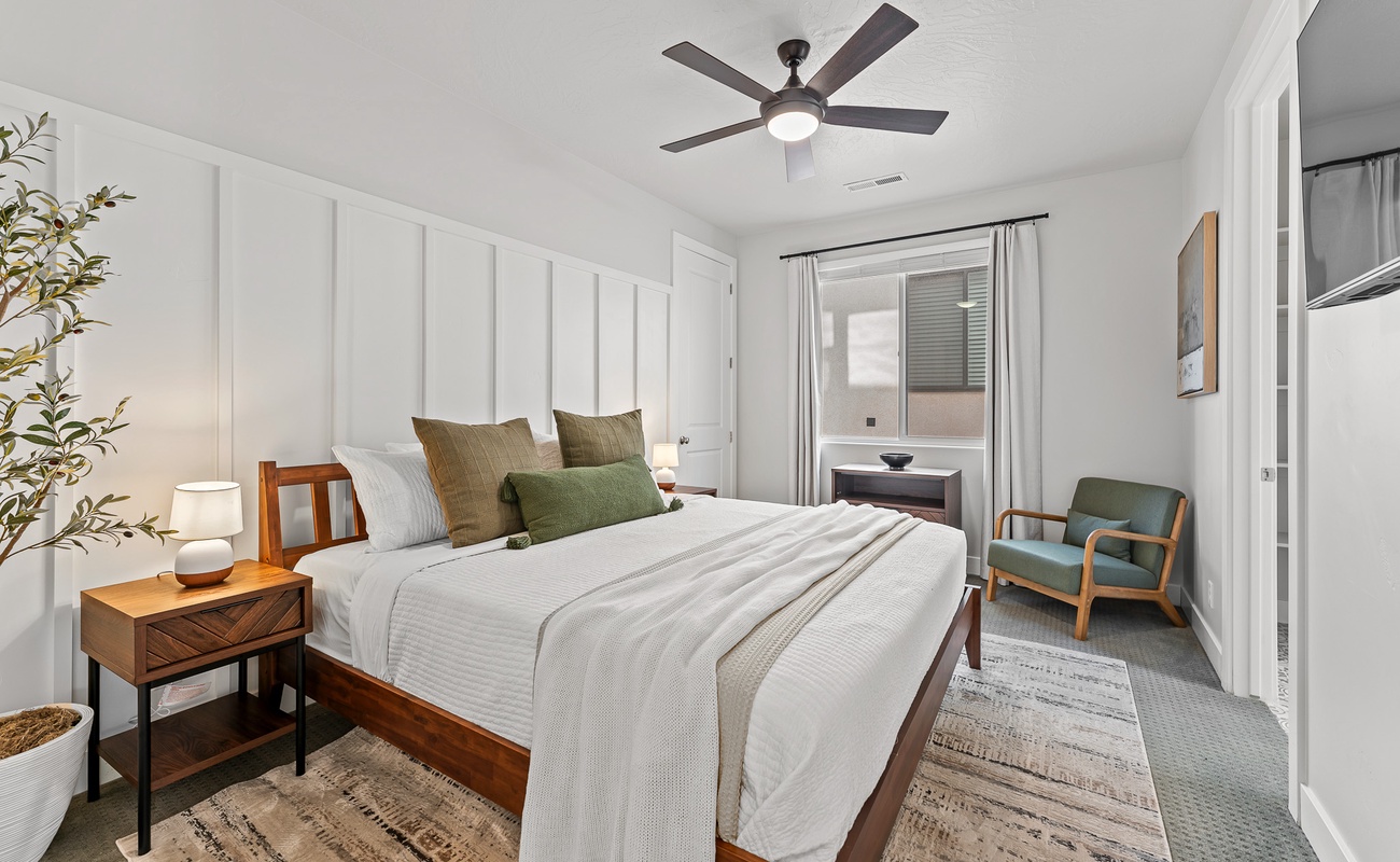 King Bed/Attached Bath