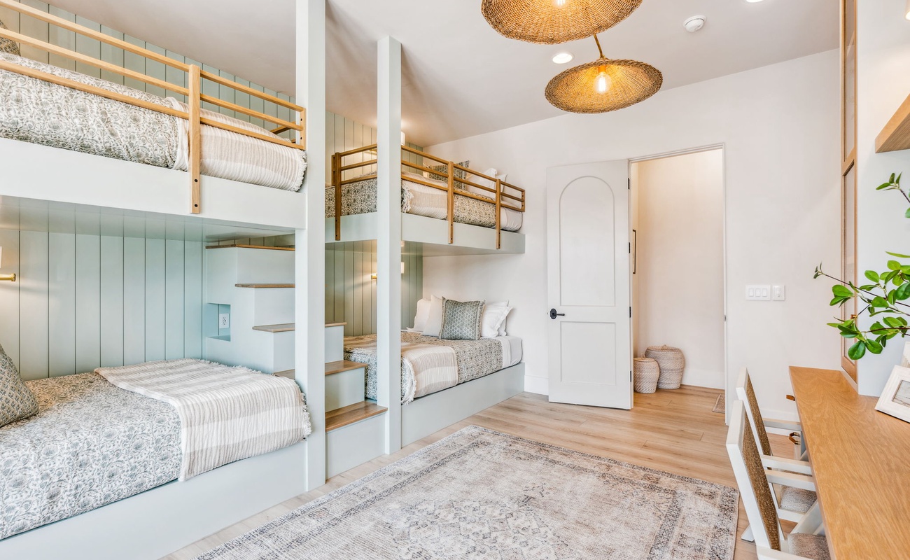 2 Q/Q Bunks / Desk Station