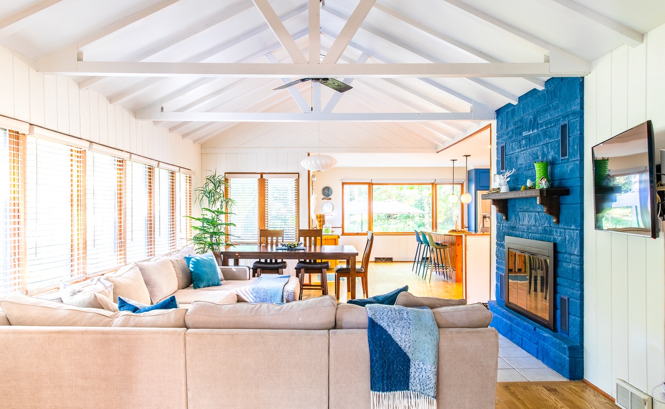 Wades Cabin - living and dining area