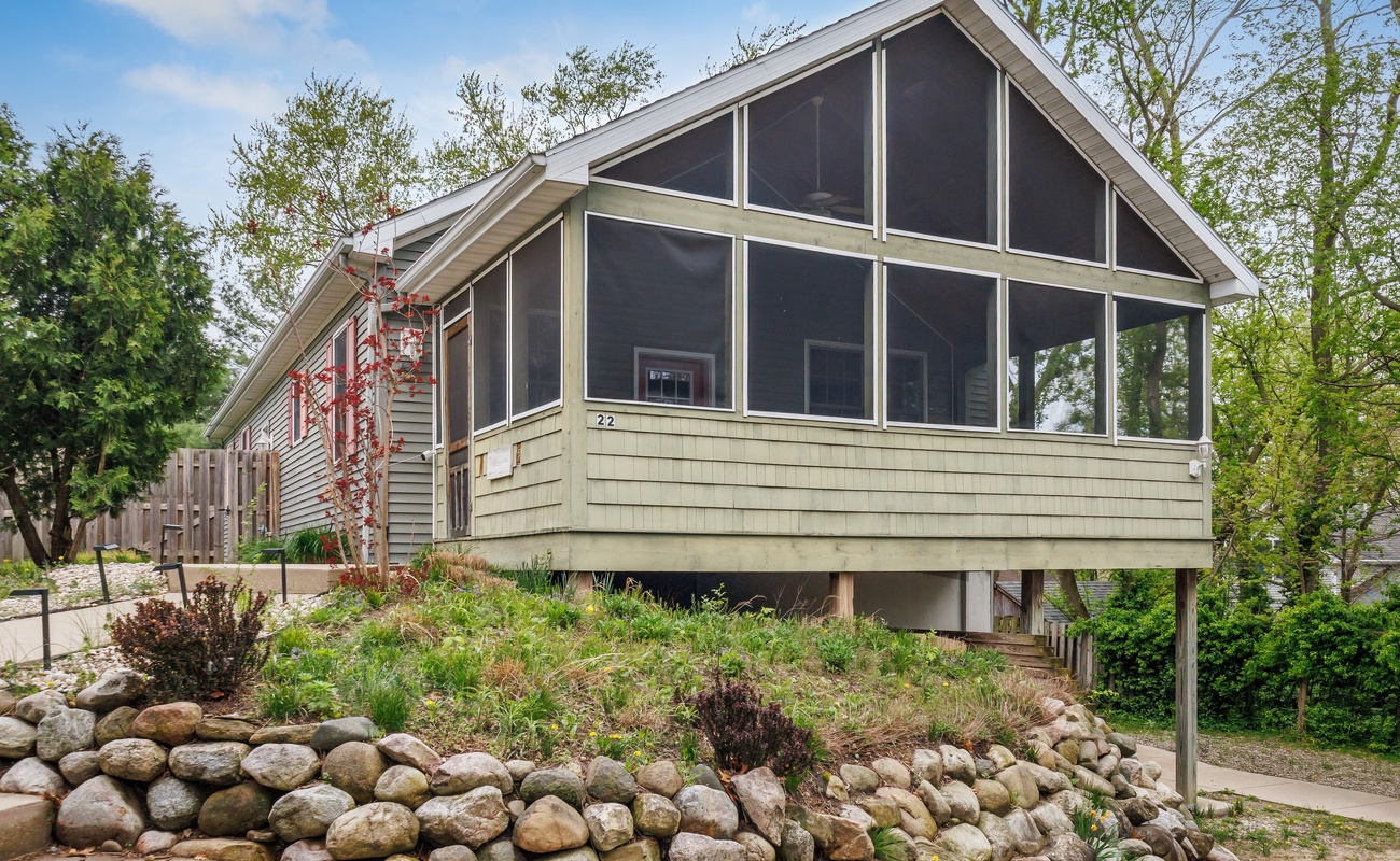 Centrally located home that sleeps a group in New Buffalo