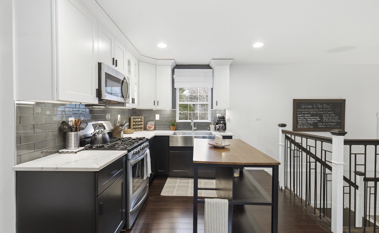 Open-concept kitchen, fully equipped for easy entertaining.