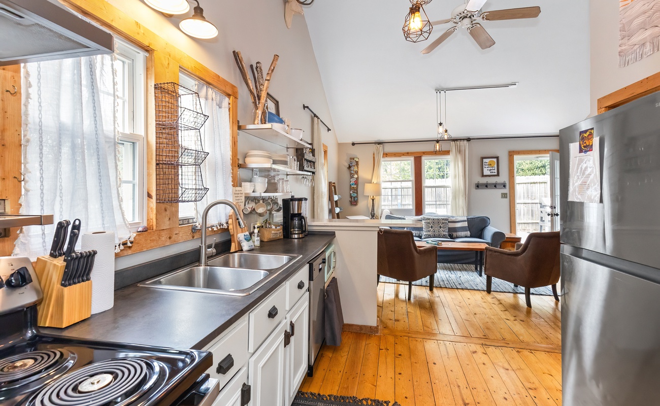 Cozy cottage with full kitchen in downtown Union Pier