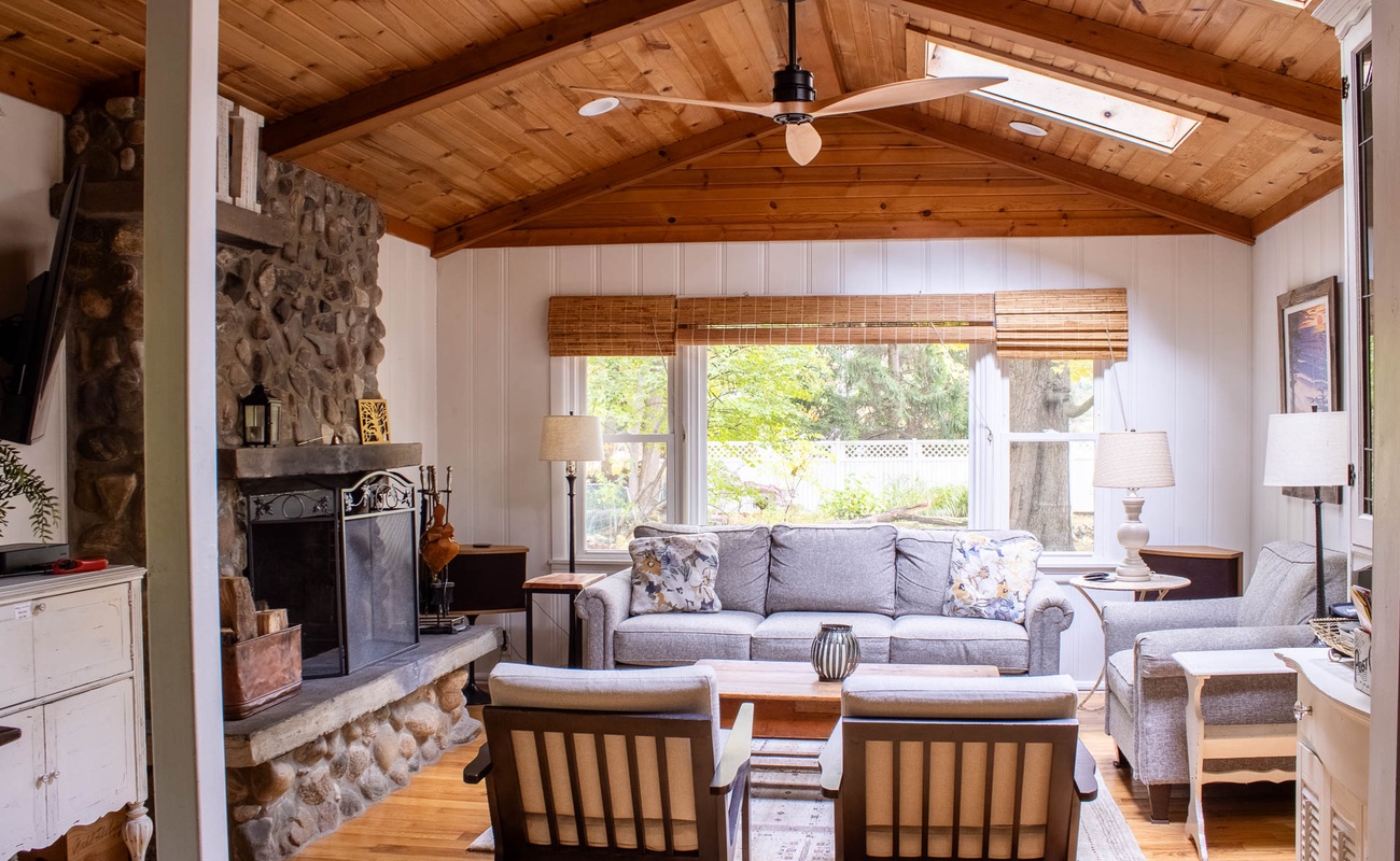Great living area - TV, stereo, fire place