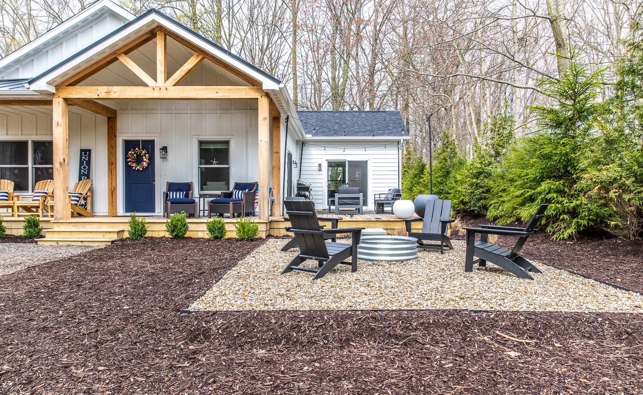 Great outdoor area with fire pit