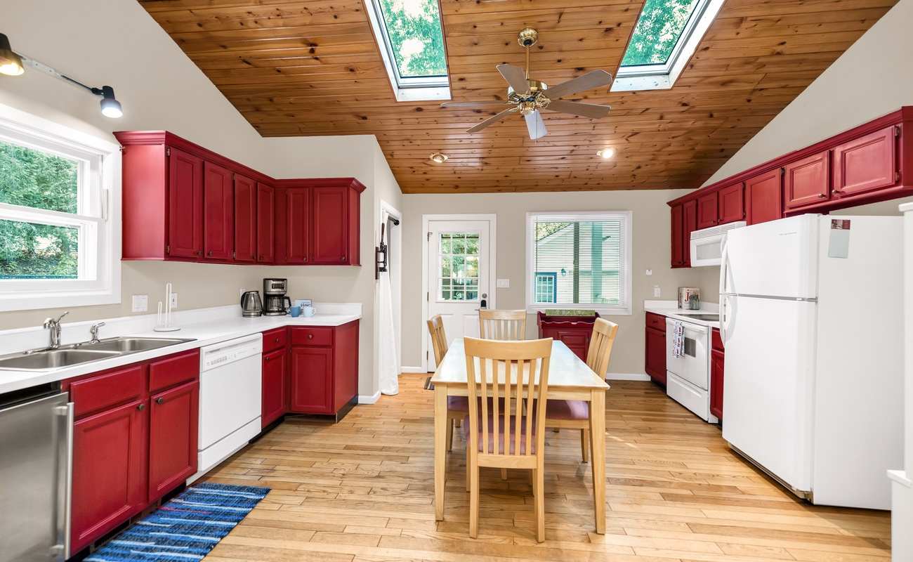 Charming cottage kitchen, fully stocked for all your cooking needs