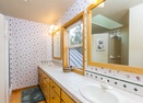 Upstairs Queen Master Bath-Sharp Place 55872