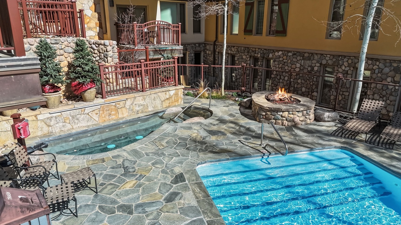 Community Pool / Hot Tub