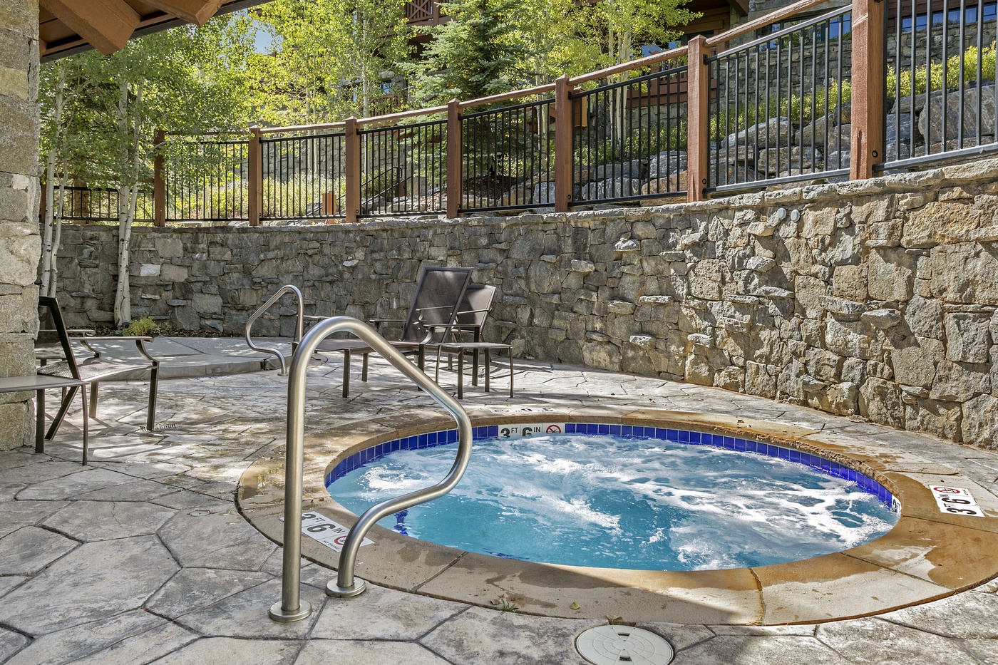Hummingbird Lodge Amenities - Summer
