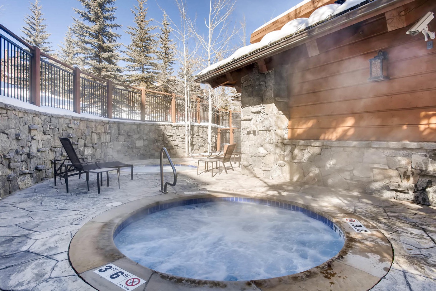 Hummingbird Lodge Amenities - Winter