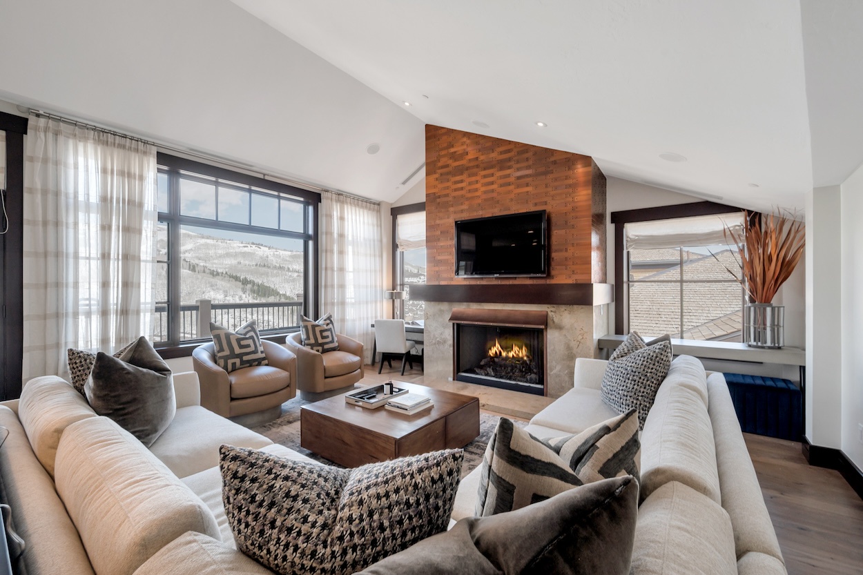 Slopeside-Retreat-at-Flagstaff-Lodge_Park-City_Living-Room-1_Winter_2023