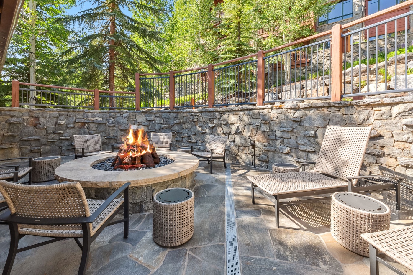 Hummingbird Lodge Amenities - Summer