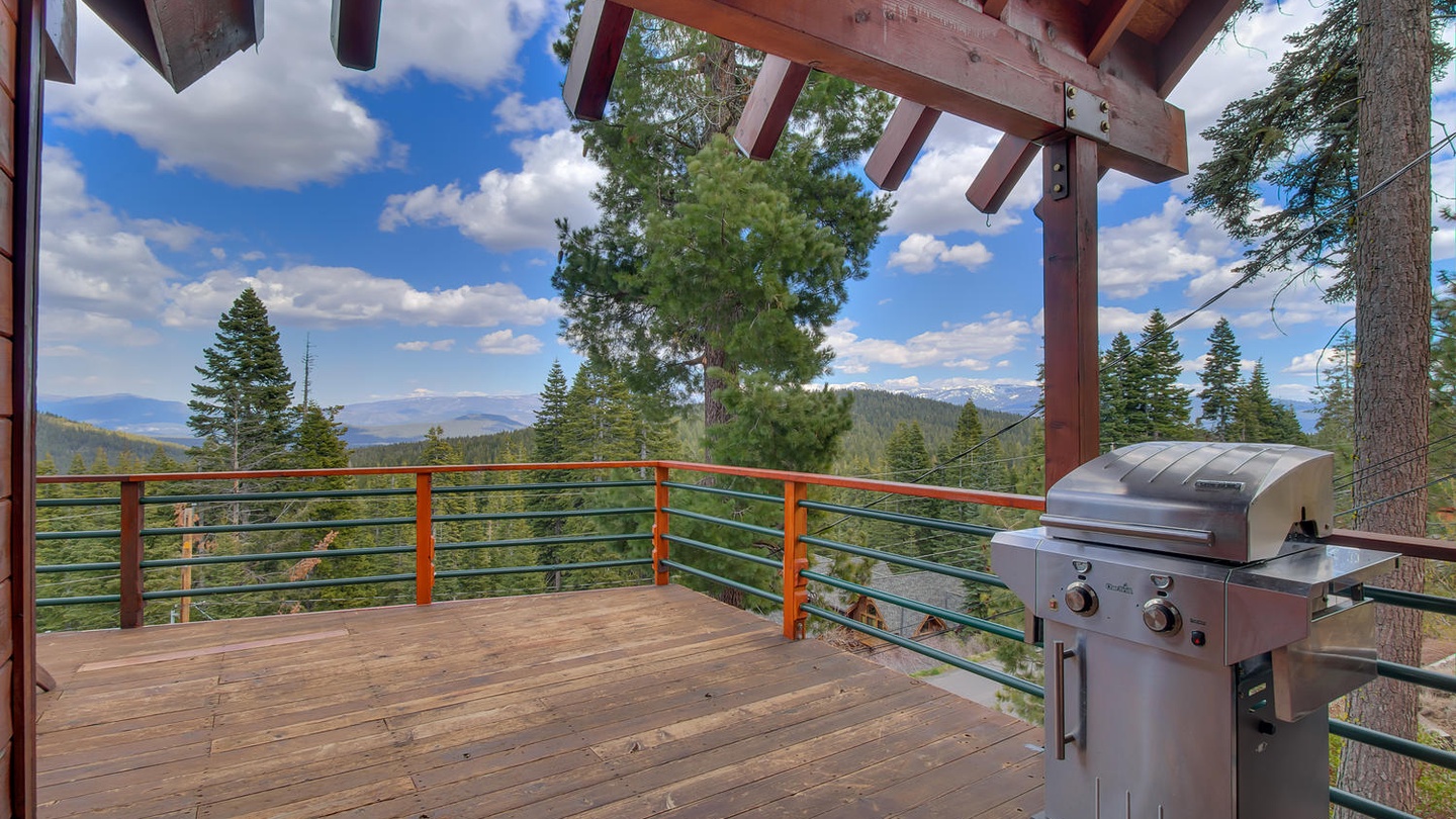 Deck with grill at this cabin in Tahoe Donner: Falcon's Eye View Retreat