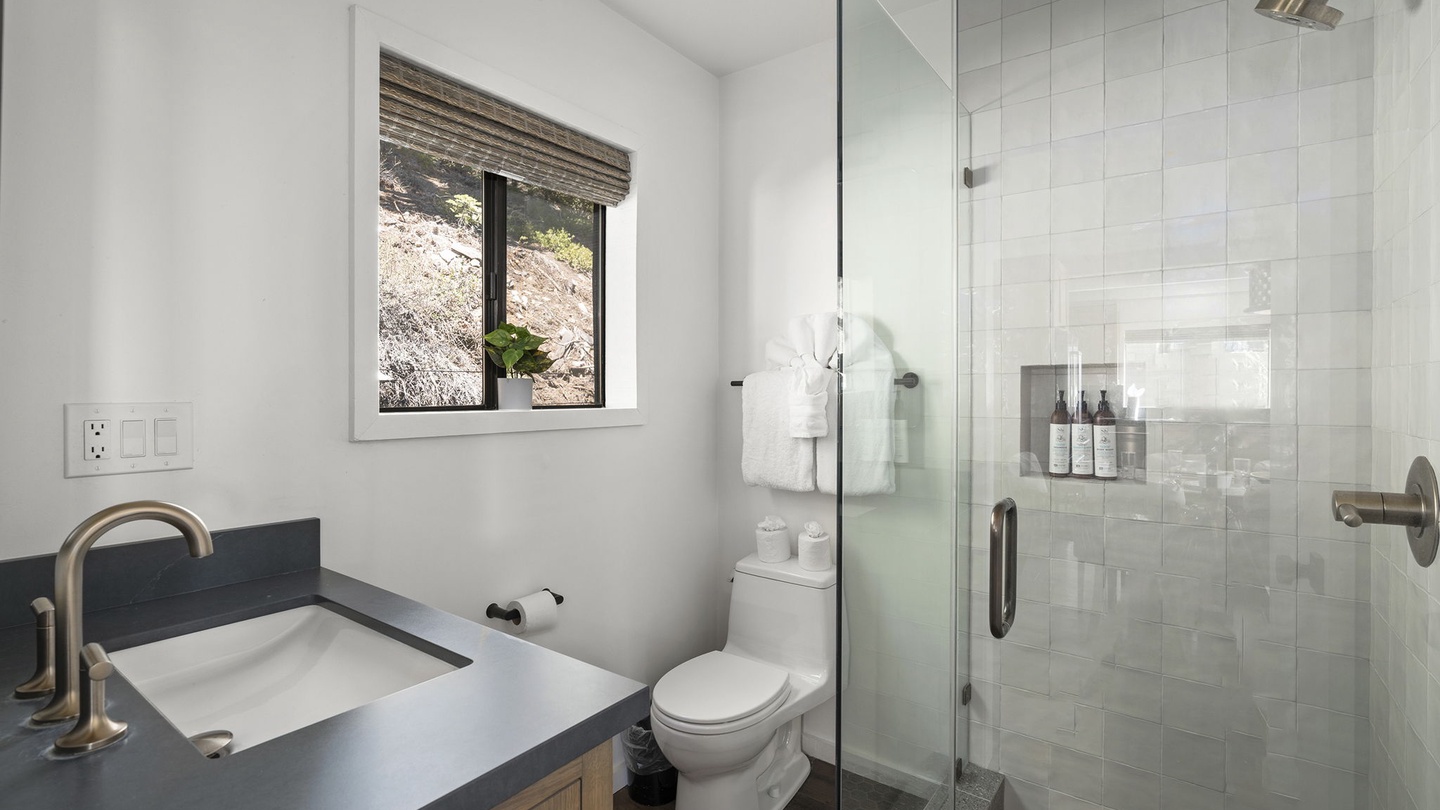 Main Floor Full Bath Casa Montelago