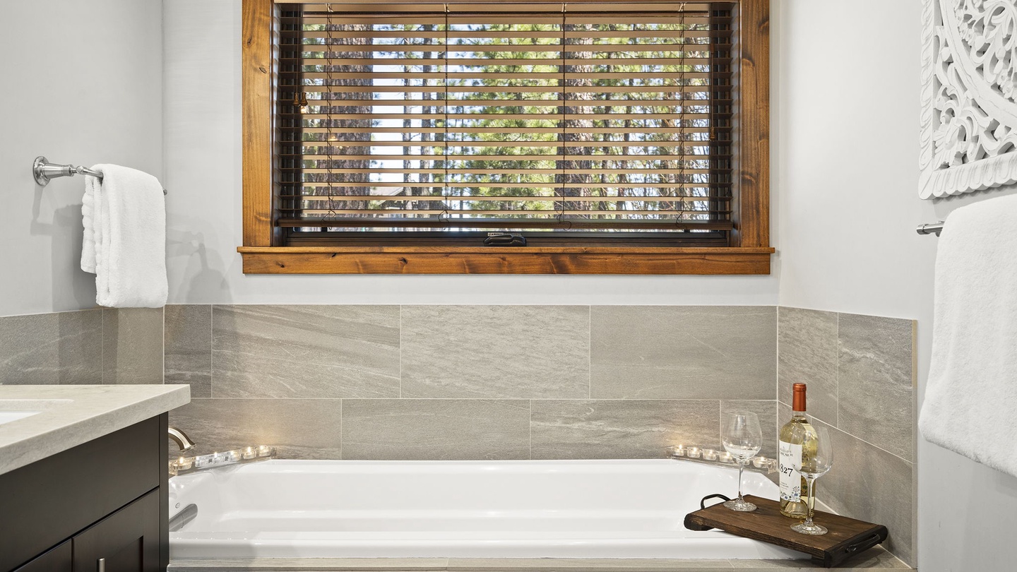 Main Level Tub Stellar's Nest