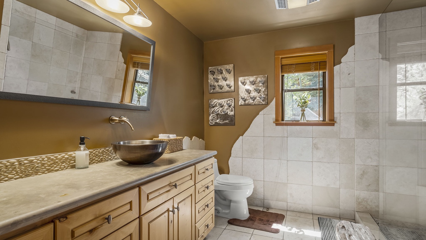 Main Level Full Bath: Falcon's Eye View Retreat