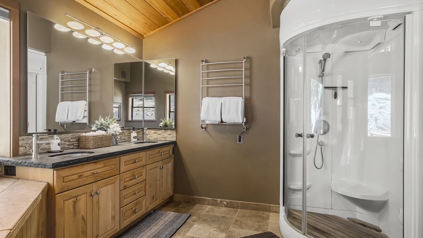 Primary Shower: Falcon's Eye View Retreat