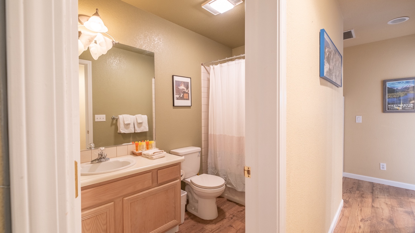 Guest Shared Bath: Three Pines Family Cabin