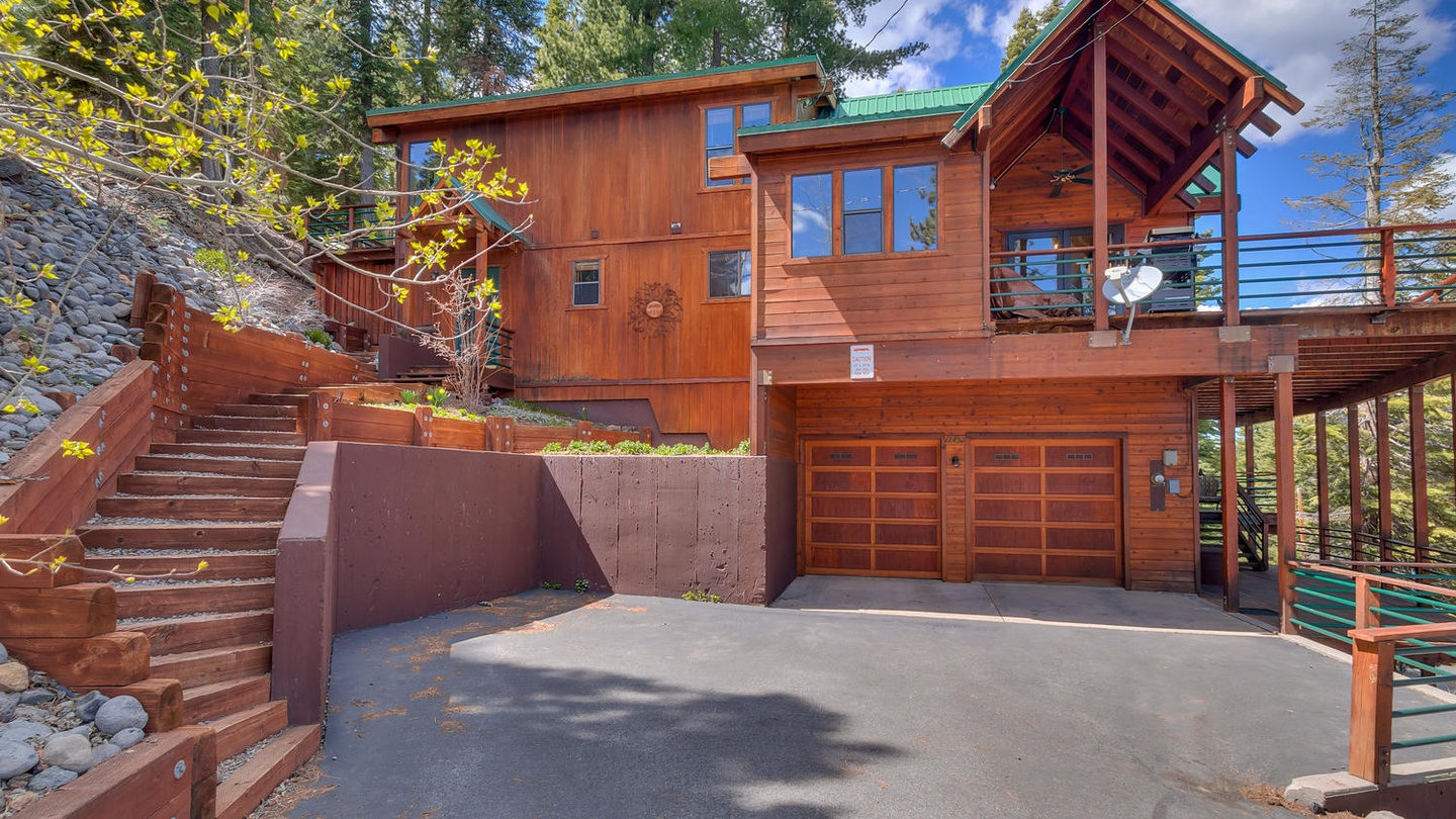 Driveway and Garage: Falcon's Eye View Retreat