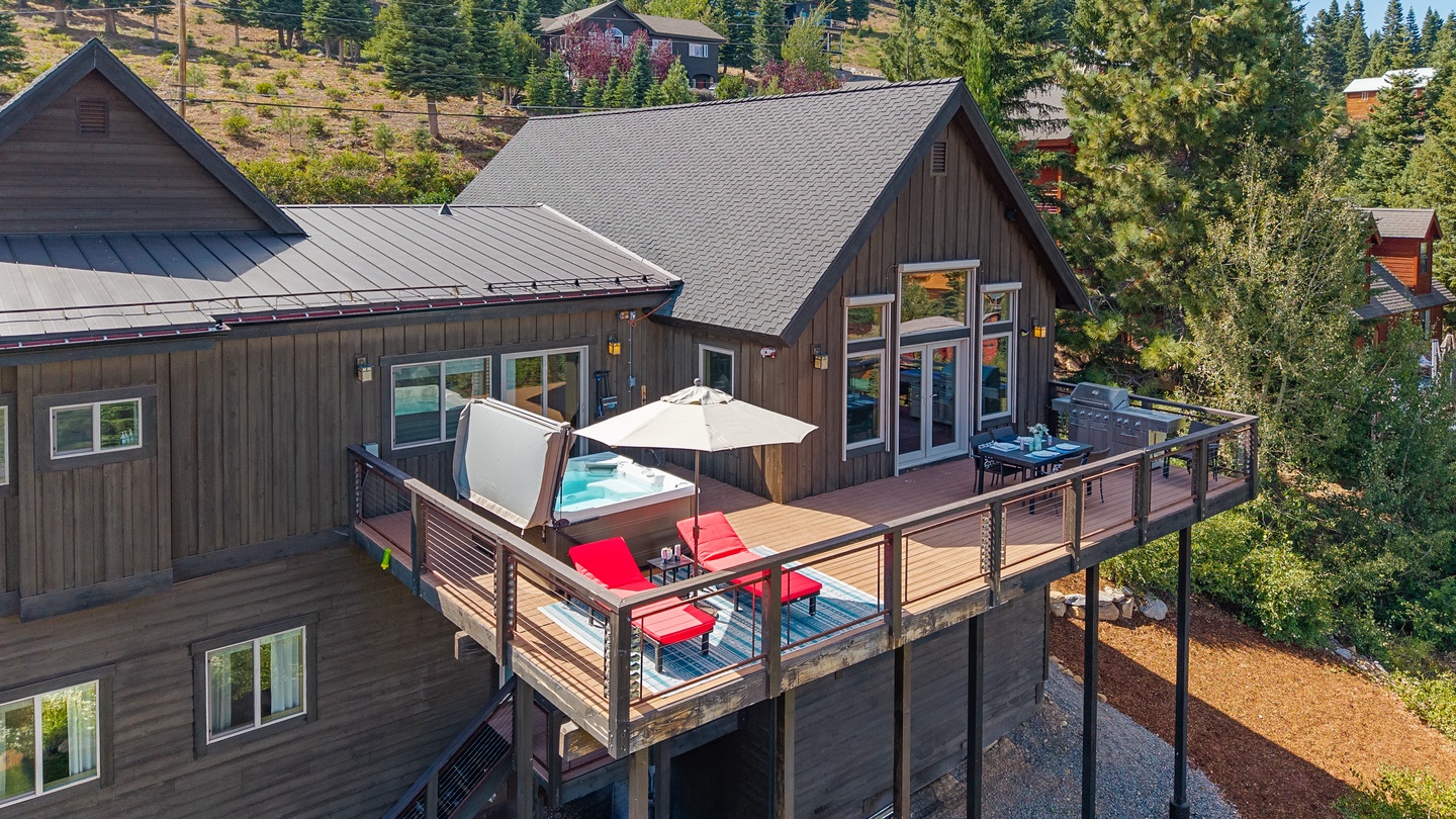 This charming mountain retreat features a spacious deck with a private hot tub, perfect for unwinding after a day exploring the surrounding natural landscape.