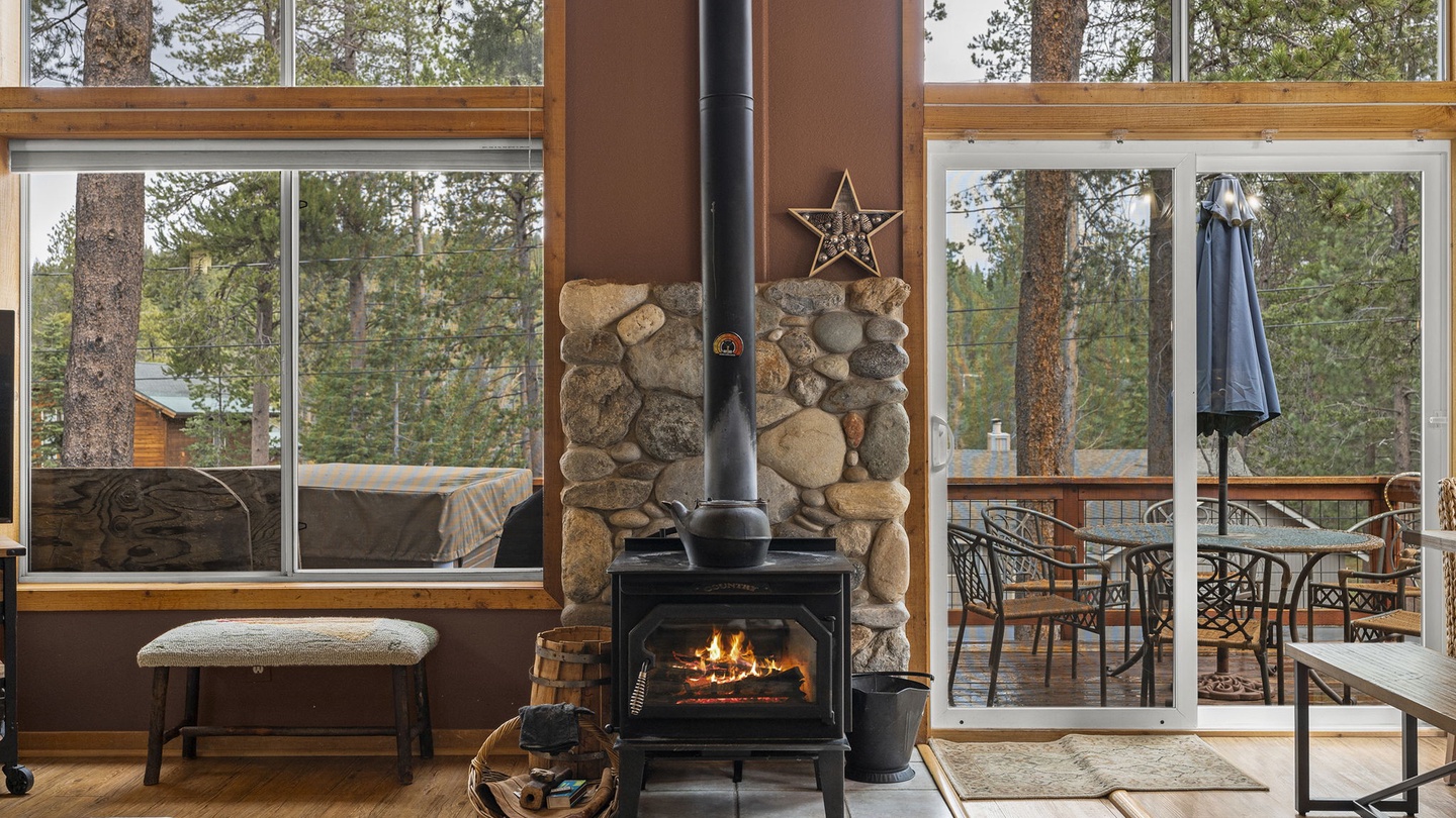 Tahoe Donner Creek Side Retreat with Hot Tub