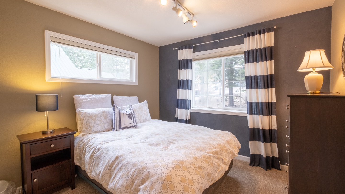 Bedroom 2, 1 Queen, Sleeps 2