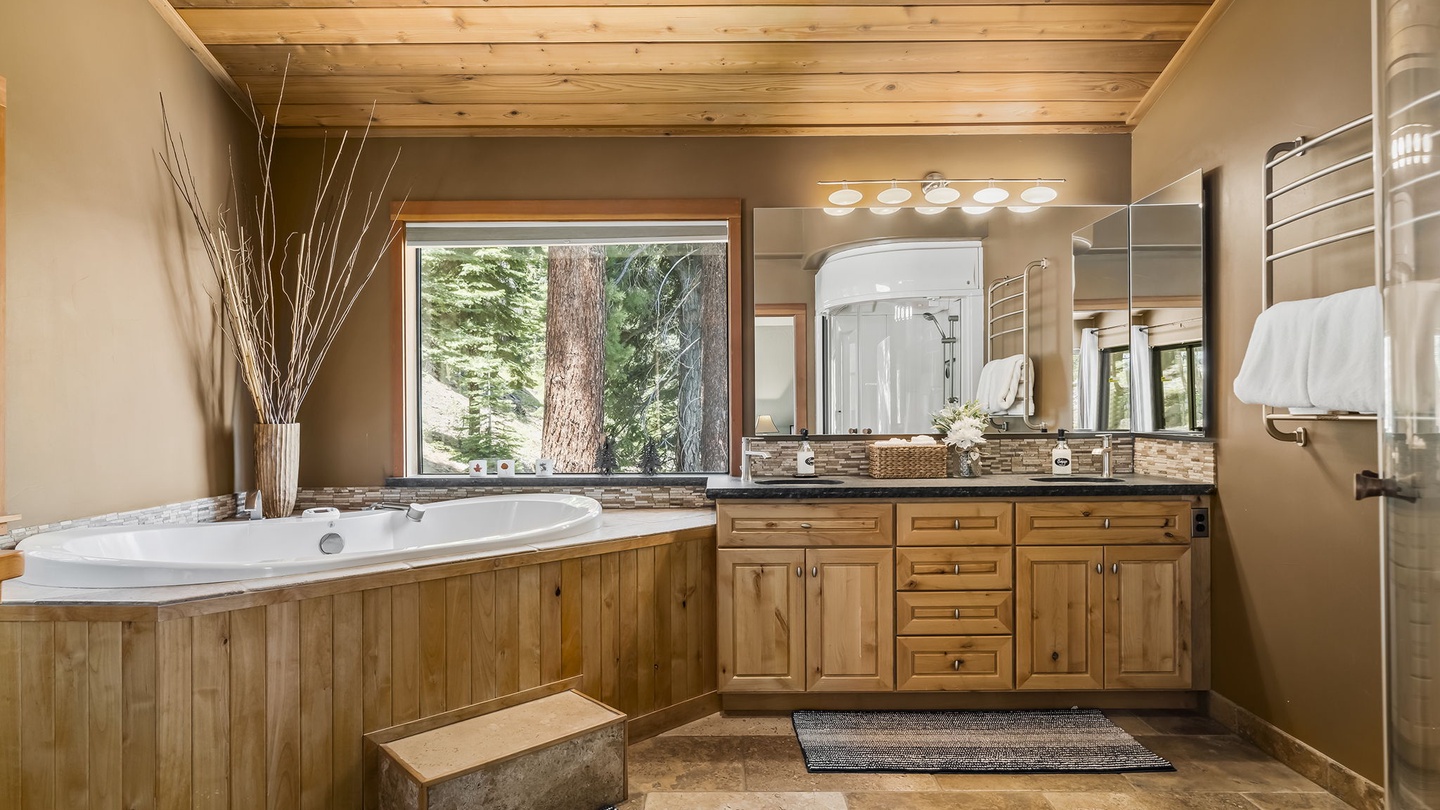 Primary Bath with Jacuzzi: Falcon's Eye View Retreat