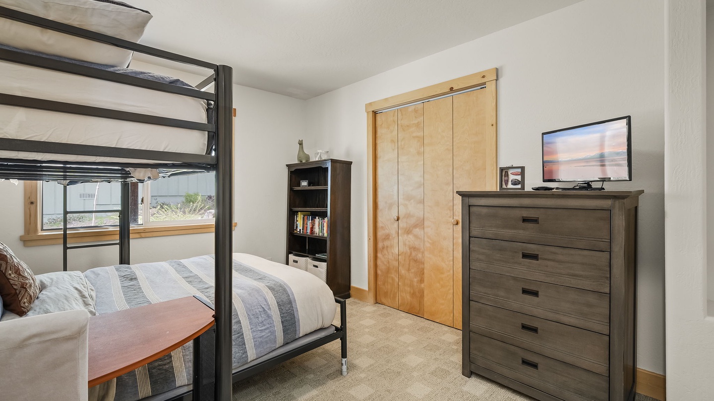 Lower Floor Bedroom 3, 1 twin 1 double, Sleeps 2