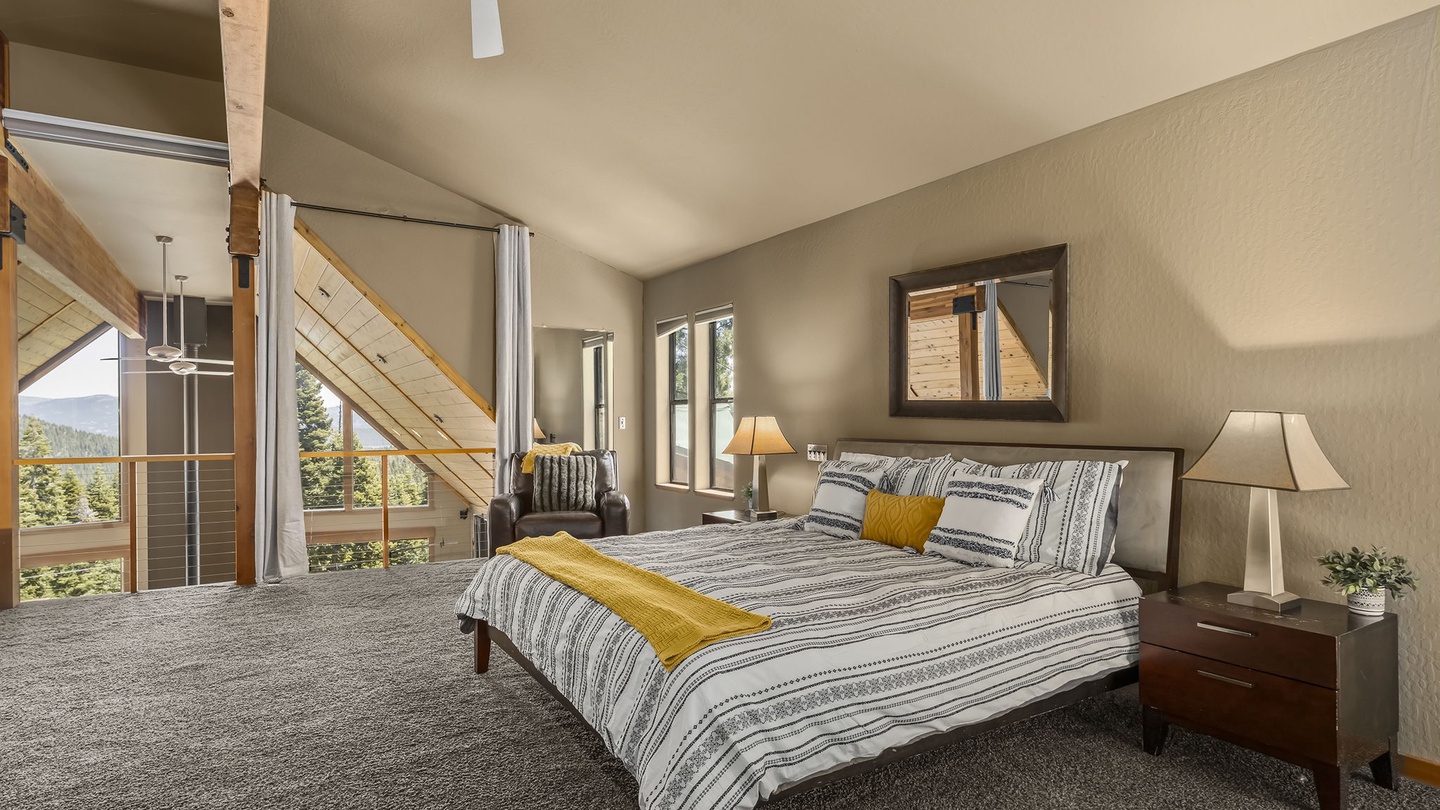 King Bed: Falcon's Eye View Retreat