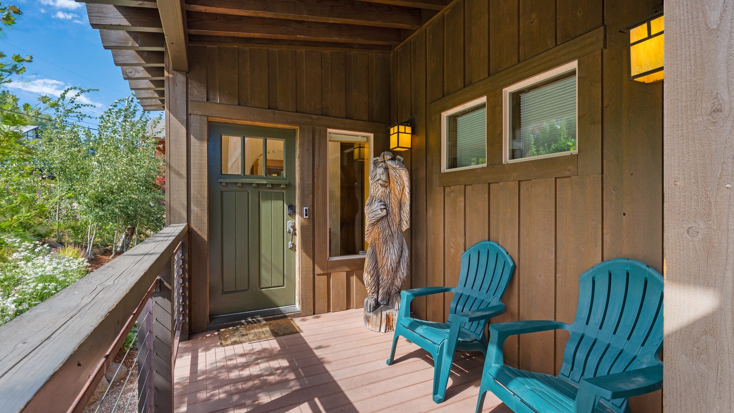 Sierra Sky Lodge: Covered front entry with outdoor seating.