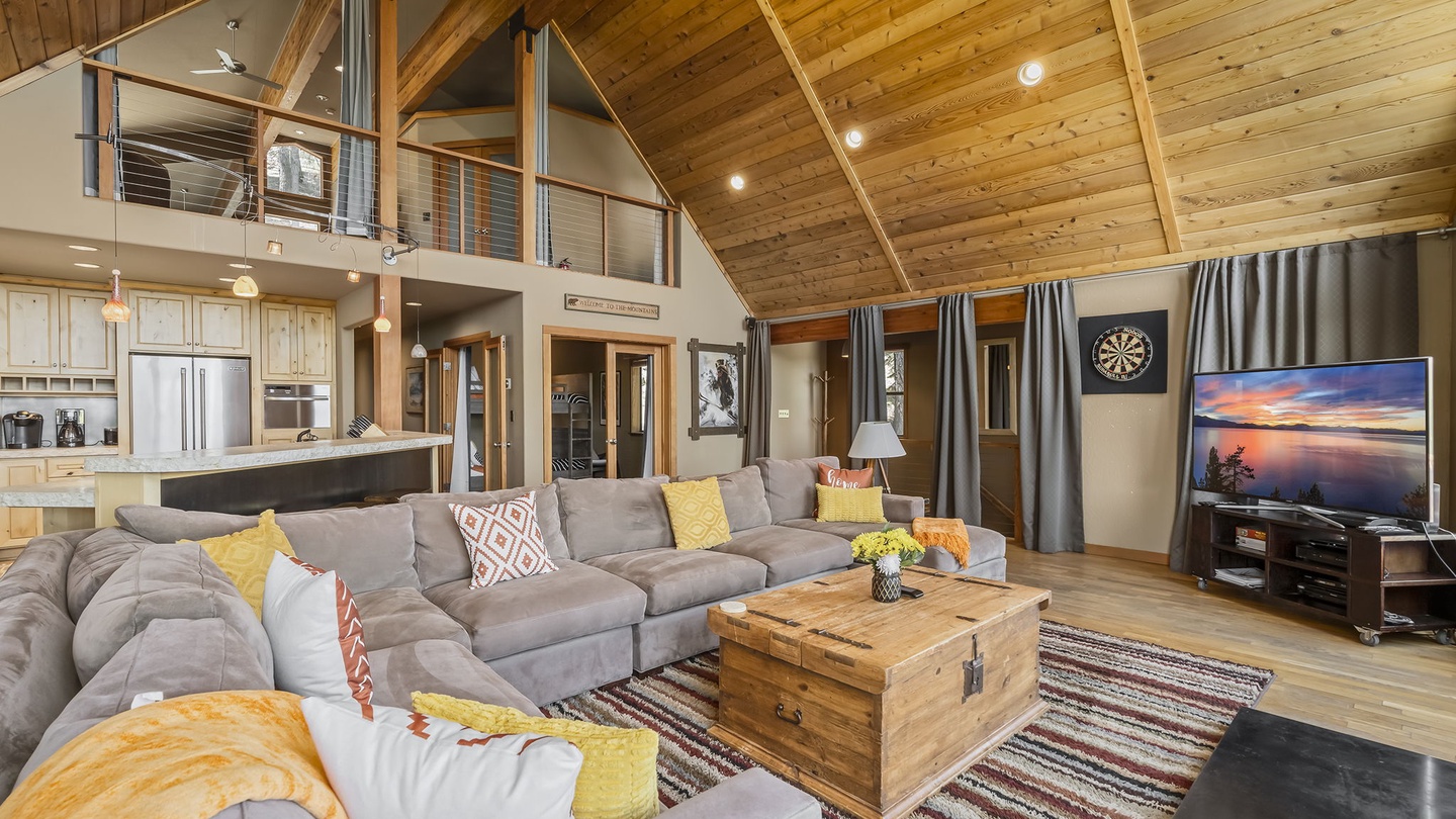 Living Room: Falcon's Eye View Retreat