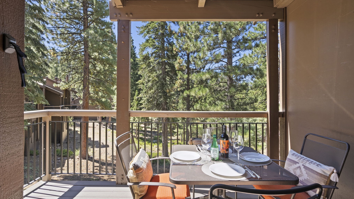 Main Level Deck: Bear Den at Northstar