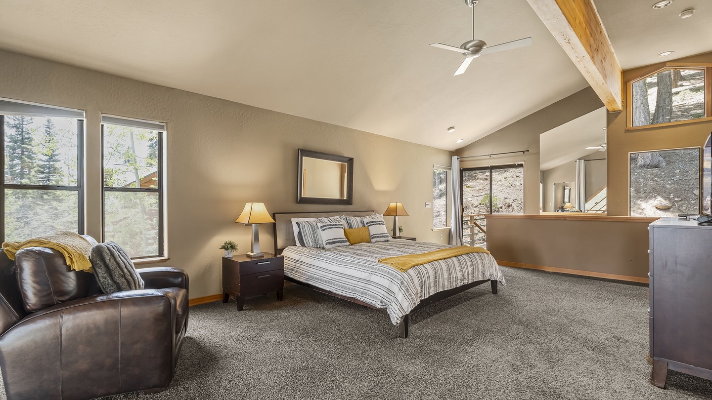 Primary Bed: Falcon's Eye View Retreat