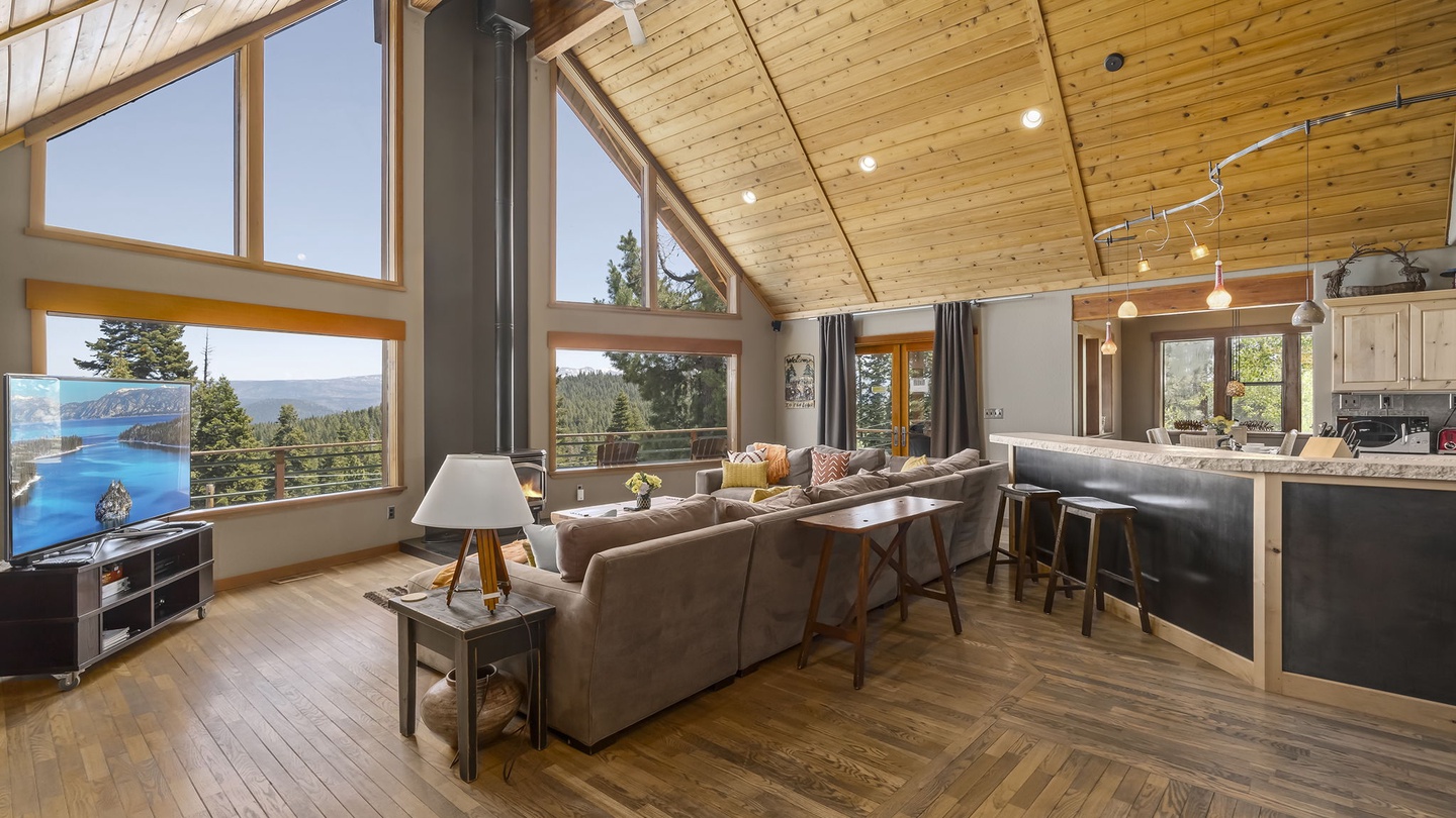 Living Room:Falcon's Eye View Retreat