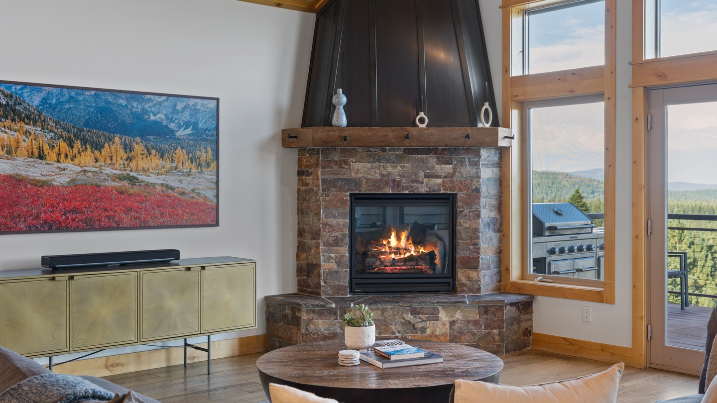 Sierra Sky Lodge: Stone Fireplace