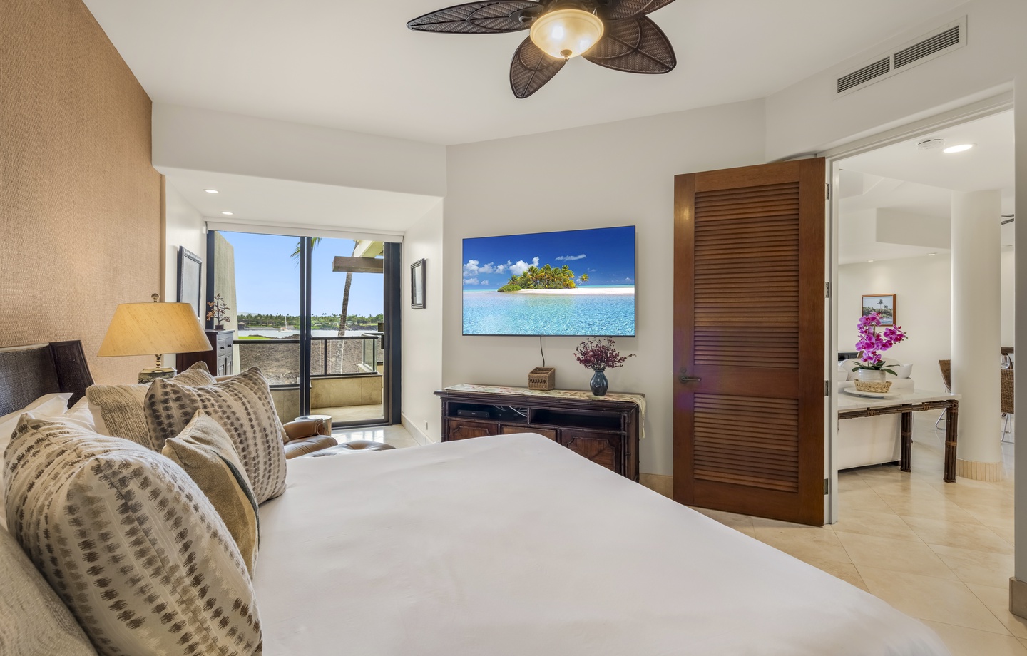 Master Bedroom with access to a lanai