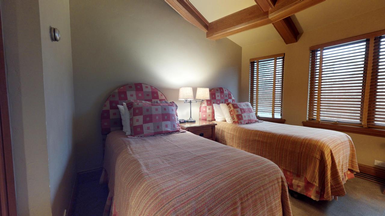 Bedroom with Twin Beds