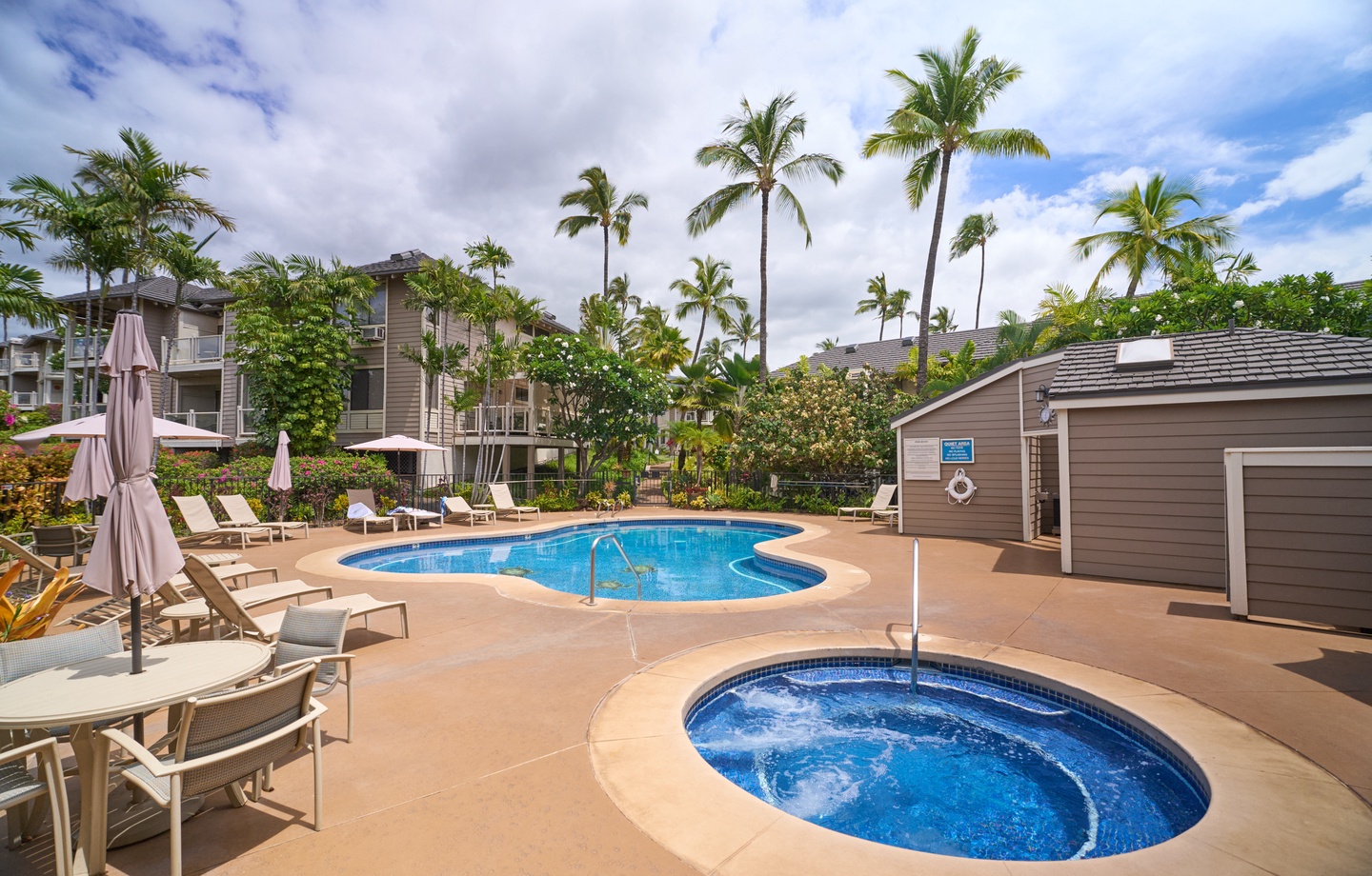 Enjoy access to 2 resort pools, shared hot tubs, and pristine tropical grounds.