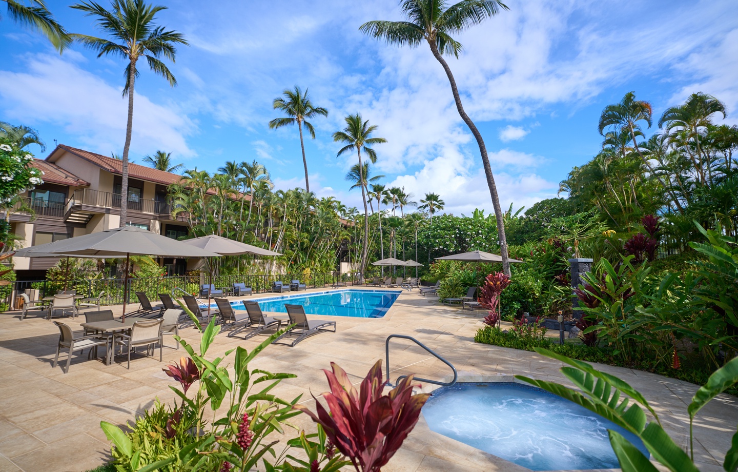 Poolside Convenience: Excellent location right near the resort's heated pool and shared hot tub, making relaxation absolutely effortless.