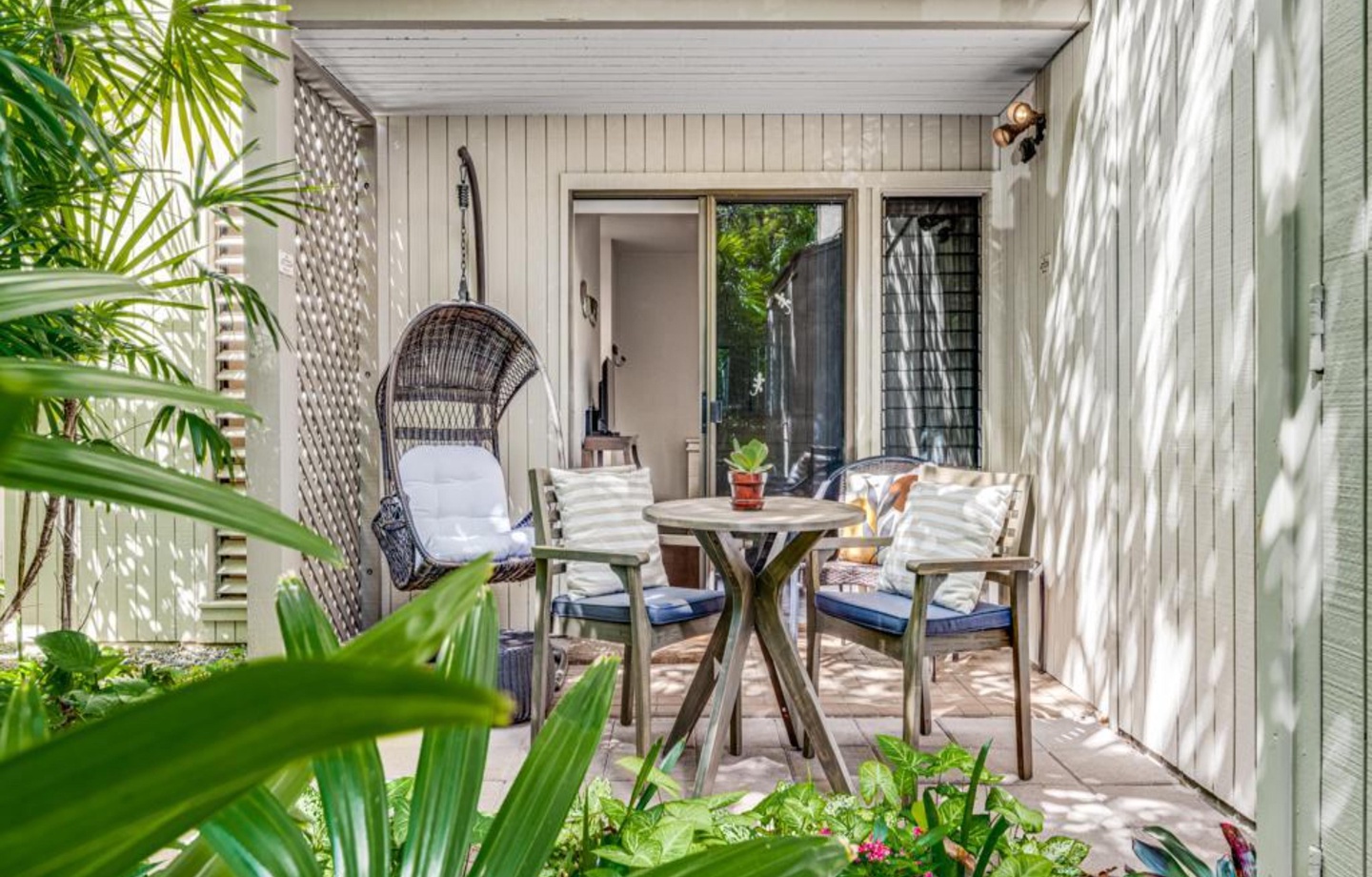 Peaceful Hillside Retreat: Located in the quieter hillside of Wailea Ekolu, away from the beachfront bustle but with easy access.